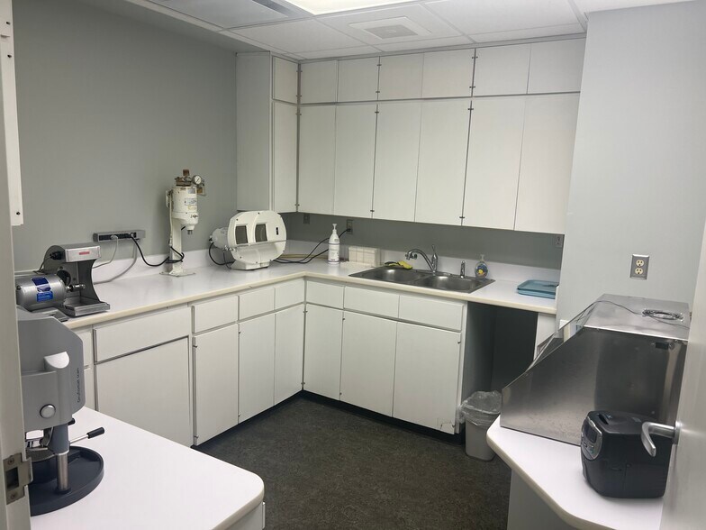 More Photos Of 7180 Hickman Rd, Windsor Heights Medical For Lease