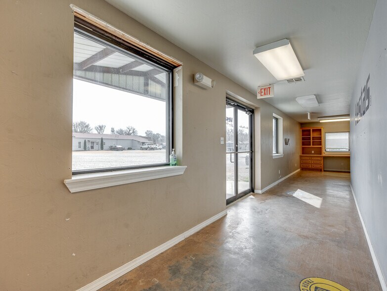 More Photos Of 122 N Hickory, Roff Flex For Sale