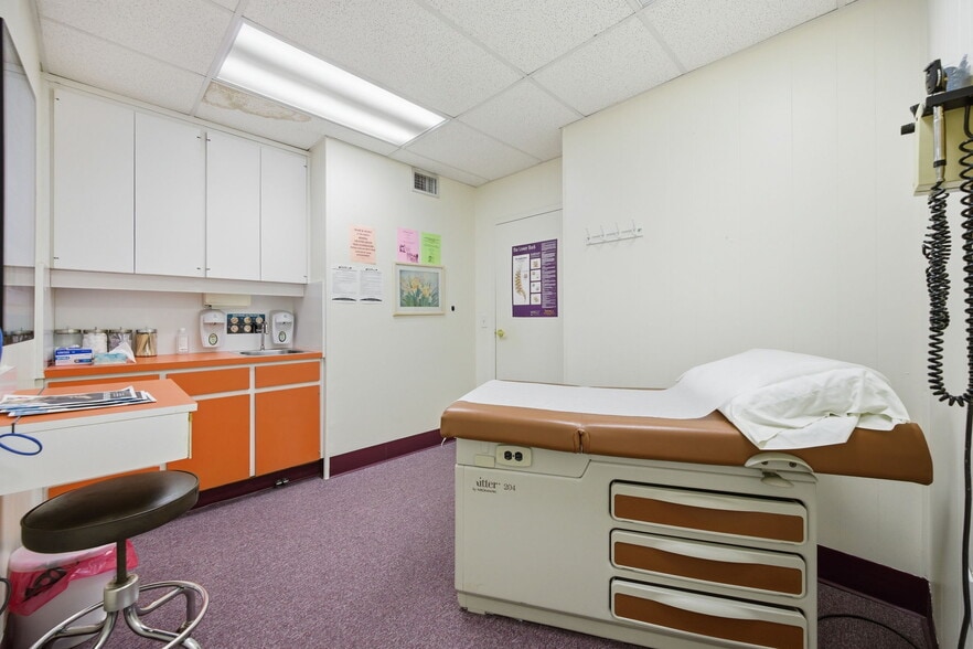More Photos Of 1811 Bayshore Gardens Pky, Bradenton Medical For Sale