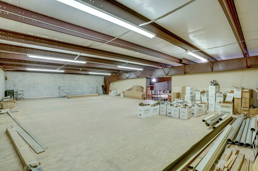 More Photos Of 2620 Carson St, Haltom City Light Distribution For Lease