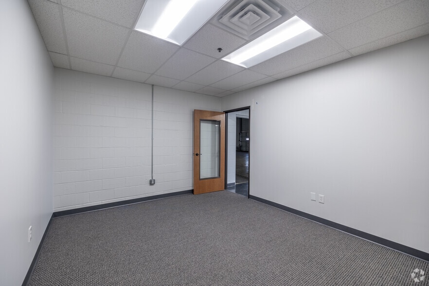 More Photos Of 1810 Kelly Blvd, Carrollton Warehouse For Lease