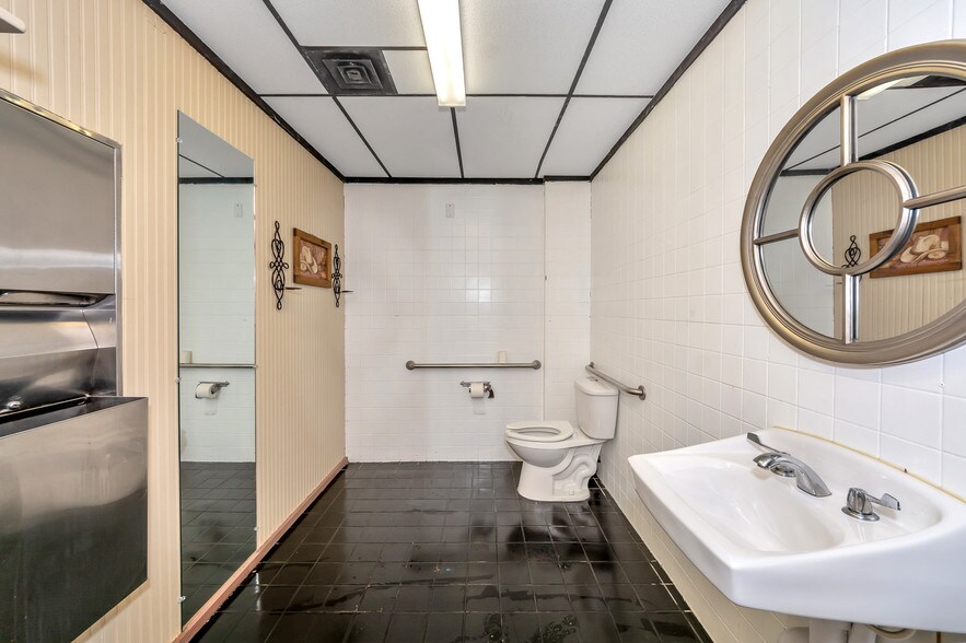 More Photos Of 2001 S Austin Ave, Denison Light Distribution For Lease