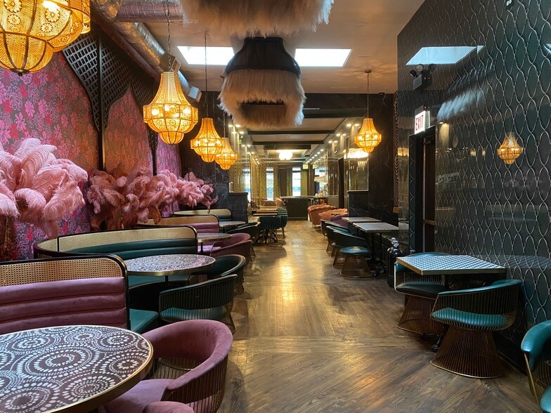 Primary Photo Of 311 W Chicago Ave, Chicago Restaurant For Lease