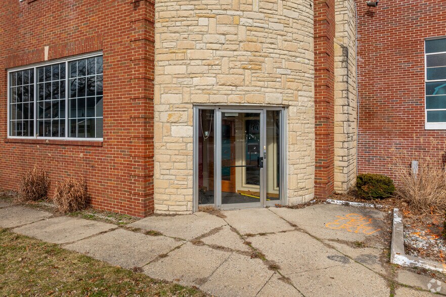 More Photos Of 111 E Broad St, South Whitley Warehouse For Lease