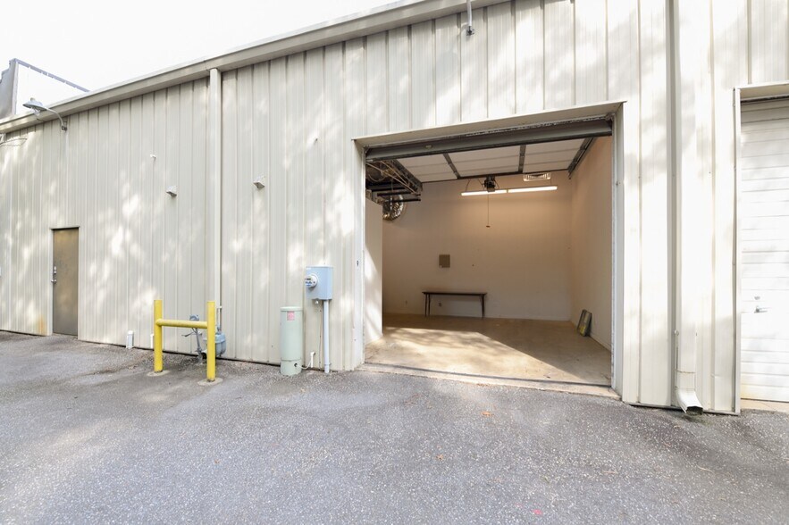 More Photos Of 409 Chicago Dr, Fayetteville Flex For Lease