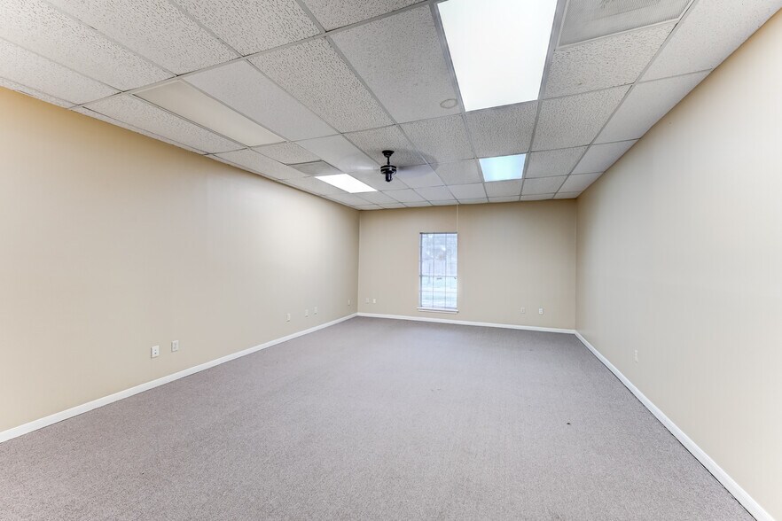 More Photos Of 14741 Pebble Bend Dr, Houston Loft Creative Space For Lease