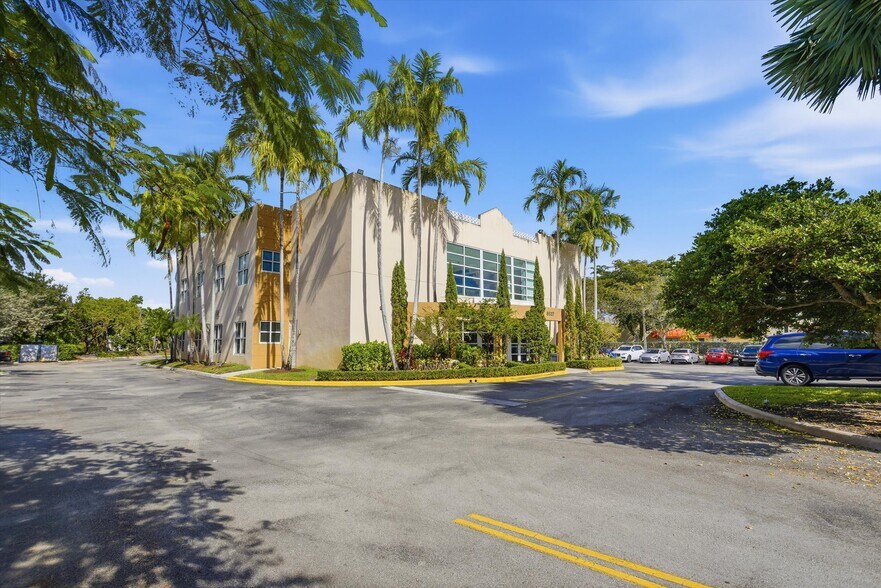 More Photos Of 8527 Pines Blvd, Pembroke Pines Office For Sale