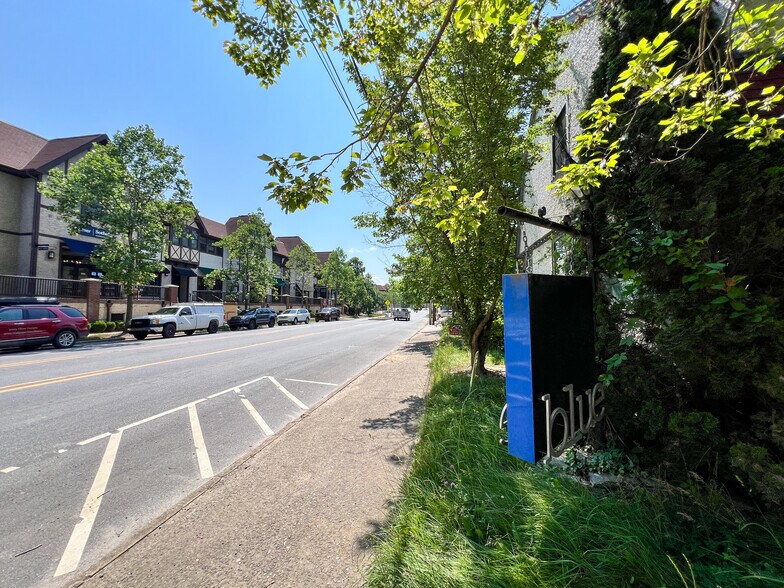 More Photos Of 1 Swan St, Asheville Freestanding For Sale