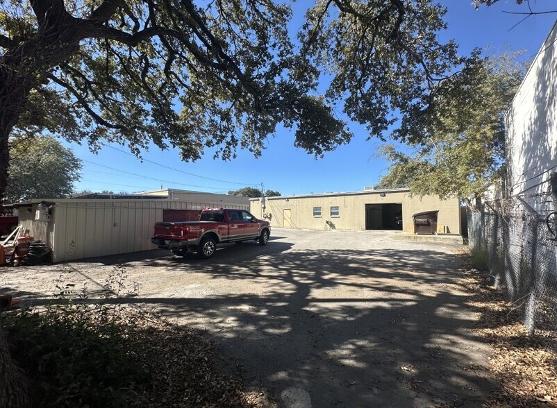 More Photos Of 11720 Warfield St, San Antonio Light Manufacturing For Lease