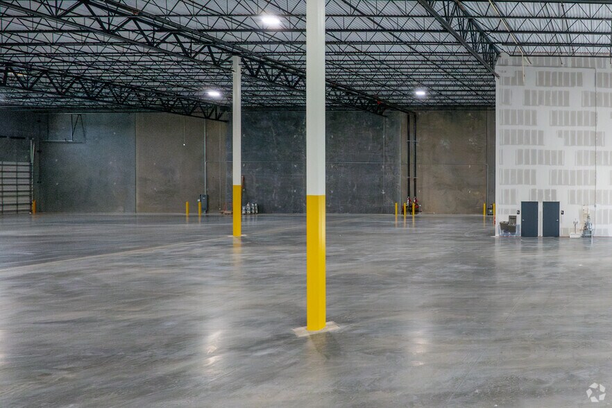 More Photos Of 14520 Global Pky, Fort Myers Warehouse For Lease