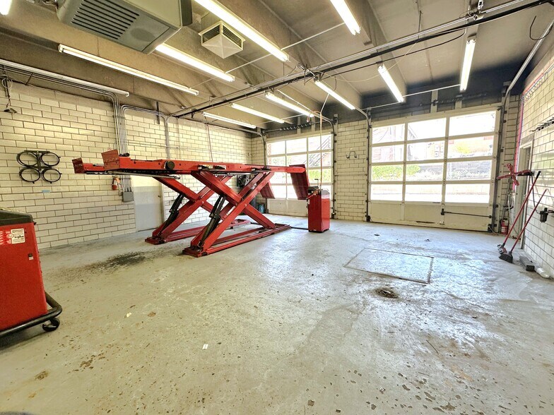 More Photos Of 449 Manitou Ave, Manitou Springs Auto Repair For Sale