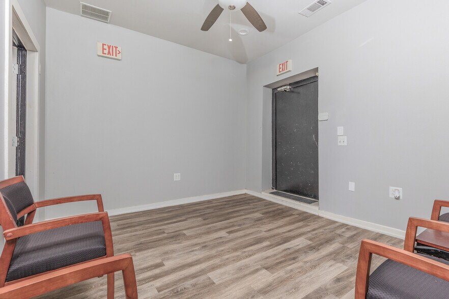 More Photos Of 1024 S First St, Sherman Warehouse For Lease