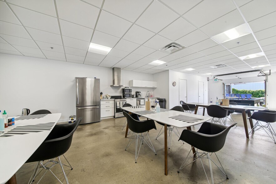 More Photos Of 561-563 Rue Lindbergh, Laval Warehouse For Sale