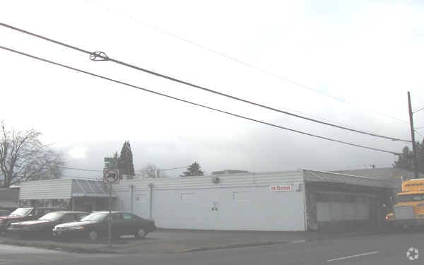 More Photos Of 10234 NE Glisan St, Portland Freestanding For Lease