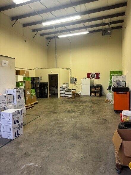 More Photos Of 200 Old County Cir, Windsor Locks Warehouse For Lease