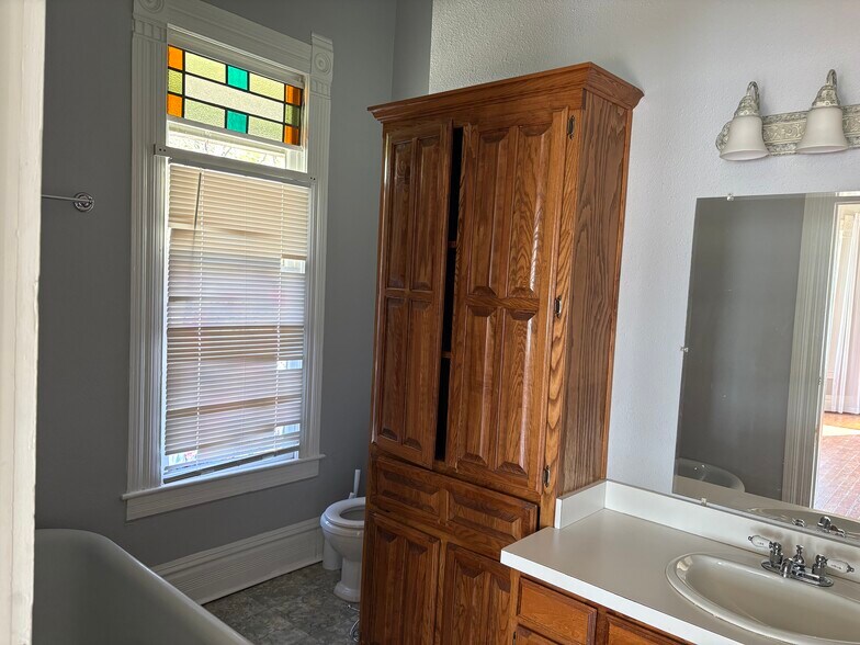 More Photos Of 612 S Rogers St, Waxahachie Office Residential For Sale
