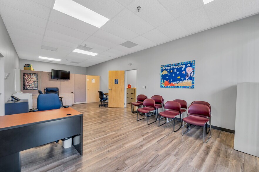 More Photos Of 391 Quadrangle Dr, Bolingbrook Office For Sale
