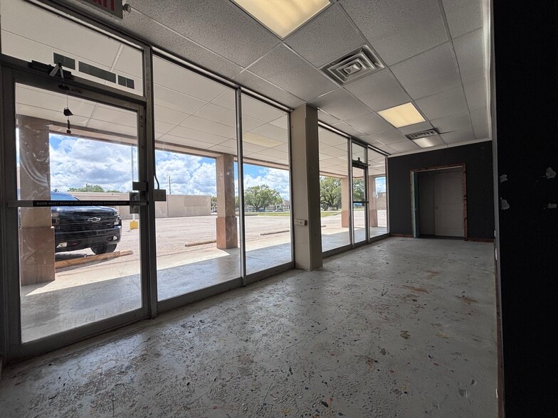 More Photos Of 50 Lack Ln, Clute General Retail For Lease