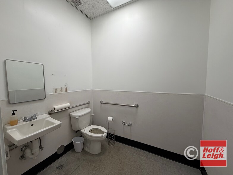 More Photos Of 4011-4035 S Broadway St, Englewood Unknown For Lease