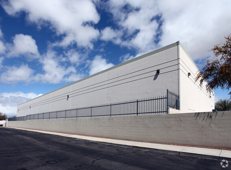 More Photos Of 3231 E Valencia Rd, Tucson Warehouse For Lease