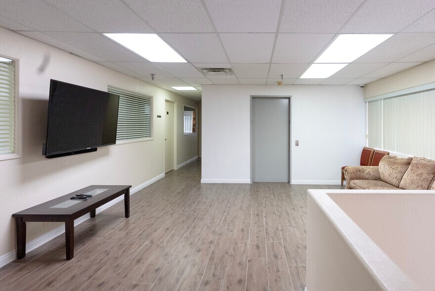 More Photos Of 5430 W Sahara Ave, Las Vegas Office For Lease