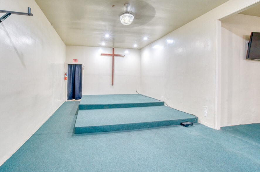 More Photos Of 11123 S Western Ave, Los Angeles Office For Sale