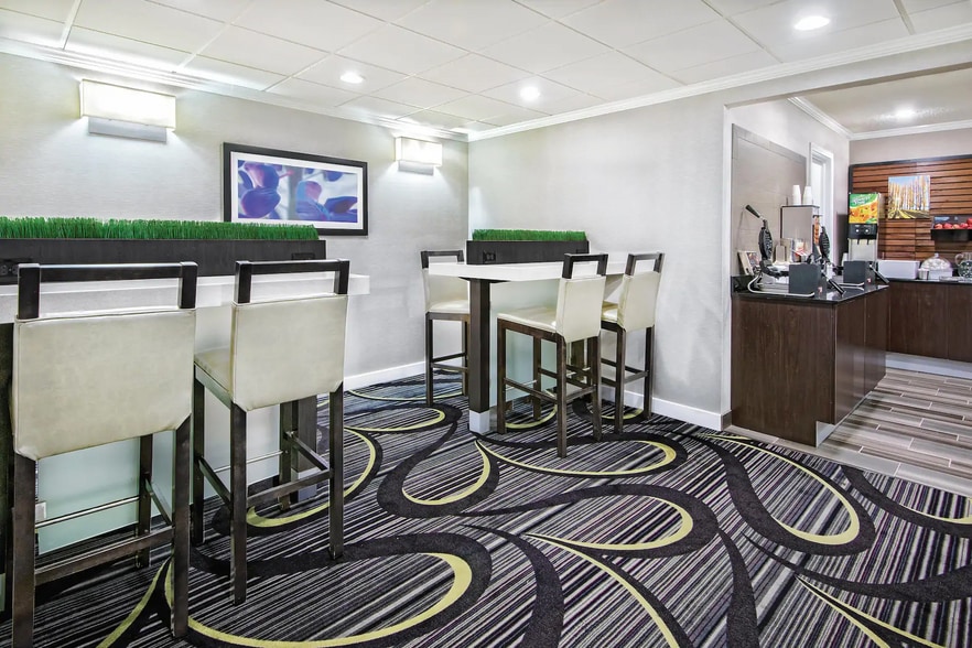 More Photos Of 5215 Interstate 10 E, Baytown Hotel For Sale