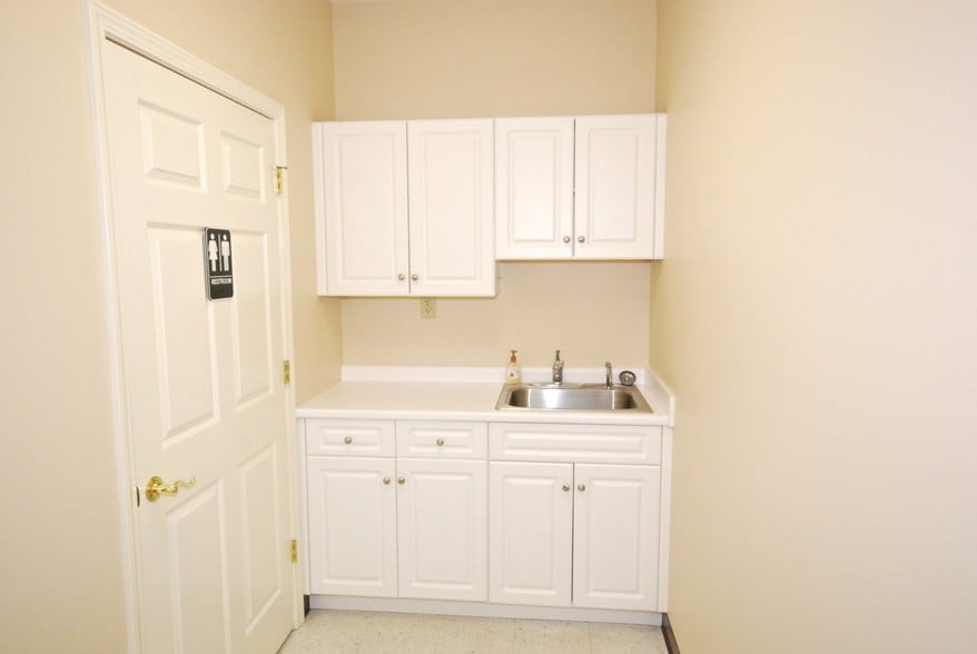 More Photos Of 2021-2027 Greystone Sq, Jackson Office For Lease