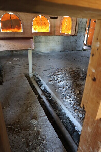 More Photos Of 14100 W Dixie Hwy, Miami Restaurant For Lease