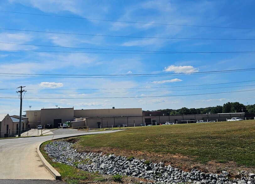 More Photos Of 213 Dennis St, Athens Industrial For Lease