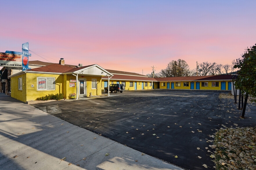 More Photos Of 214 E Cleveland St, Sundance Hotel For Sale