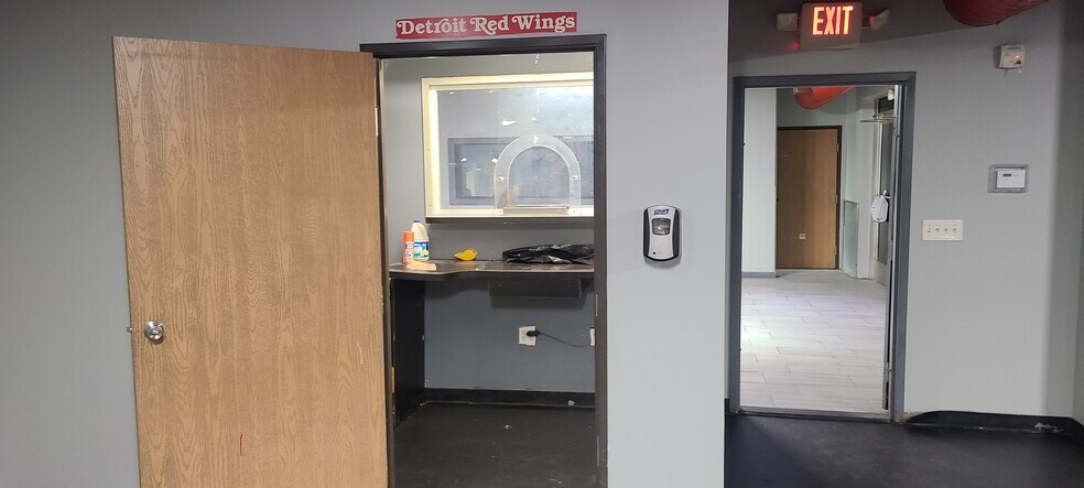 More Photos Of 18830 Woodward Ave, Detroit General Retail For Sale