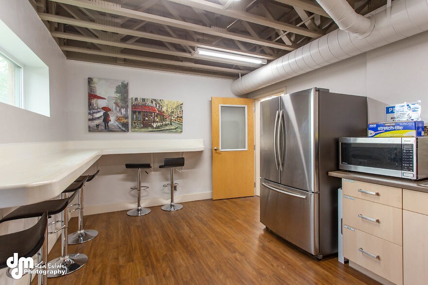 More Photos Of 8801-8811 Toloff St, Anchorage Office For Sale