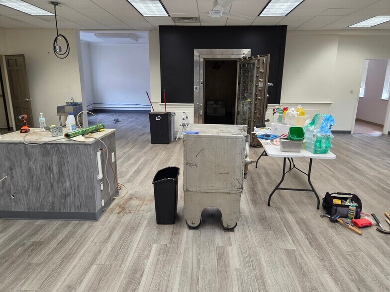 More Photos Of 101-103 S Talbot St, Addison Bank For Lease