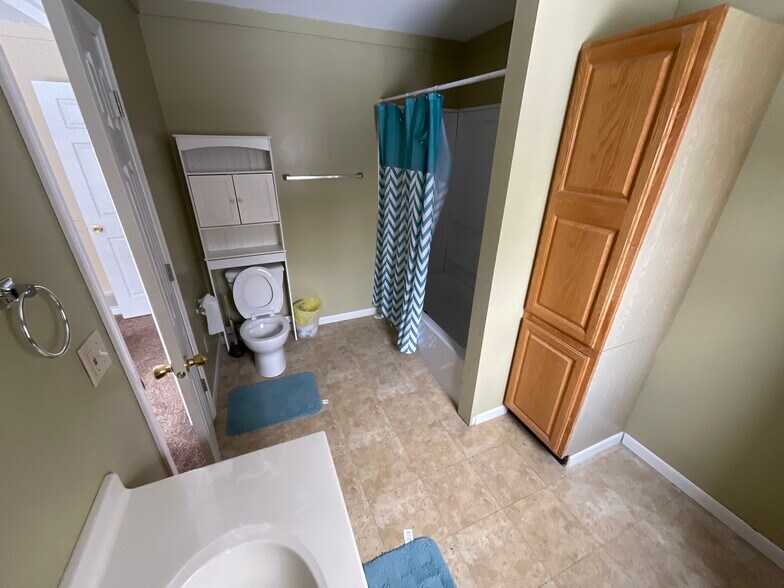More Photos Of 107 W Delaware, Decatur Freestanding For Sale