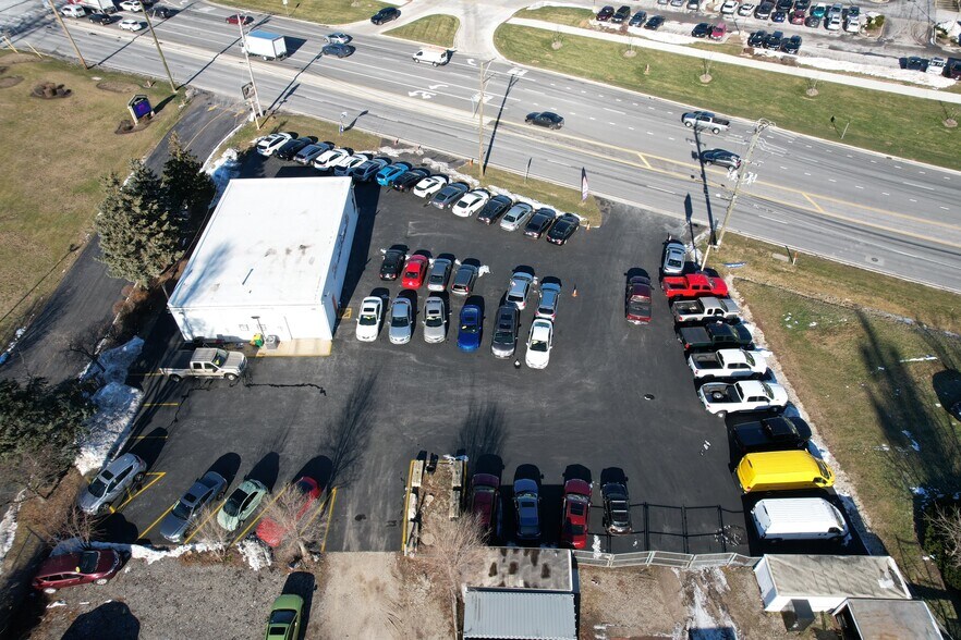 More Photos Of 25W319 Lake St, Roselle Showroom For Sale