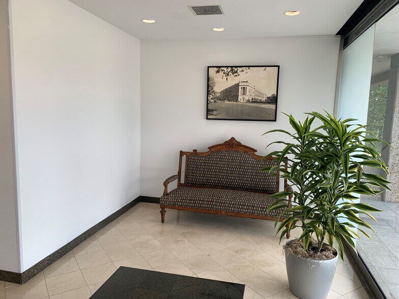 More Photos Of 710 N Post Oak Rd, Houston Office For Lease