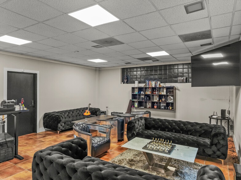 More Photos Of 4827 Gate City Blvd, Greensboro Showroom For Sale