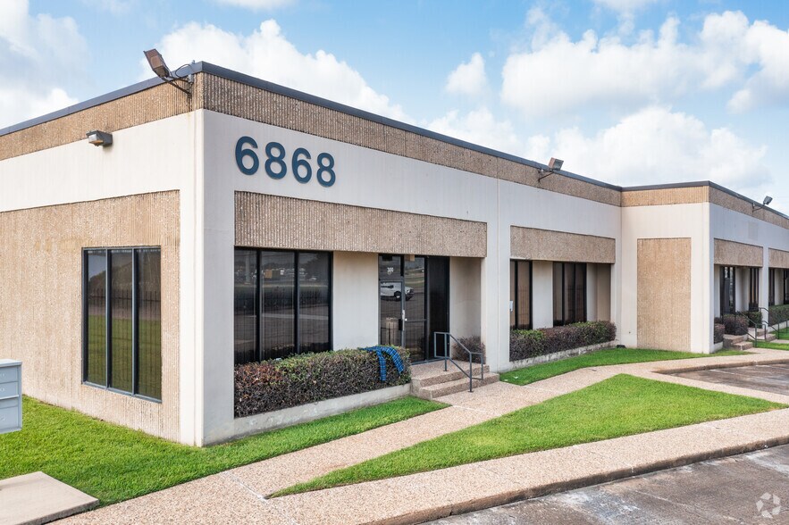 More Photos Of 6868 N Loop Fwy E, Houston Light Distribution For Lease