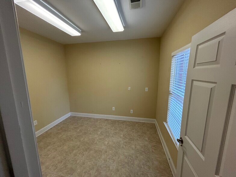 More Photos Of 200-204 River Park North Dr, Woodstock Medical For Sale