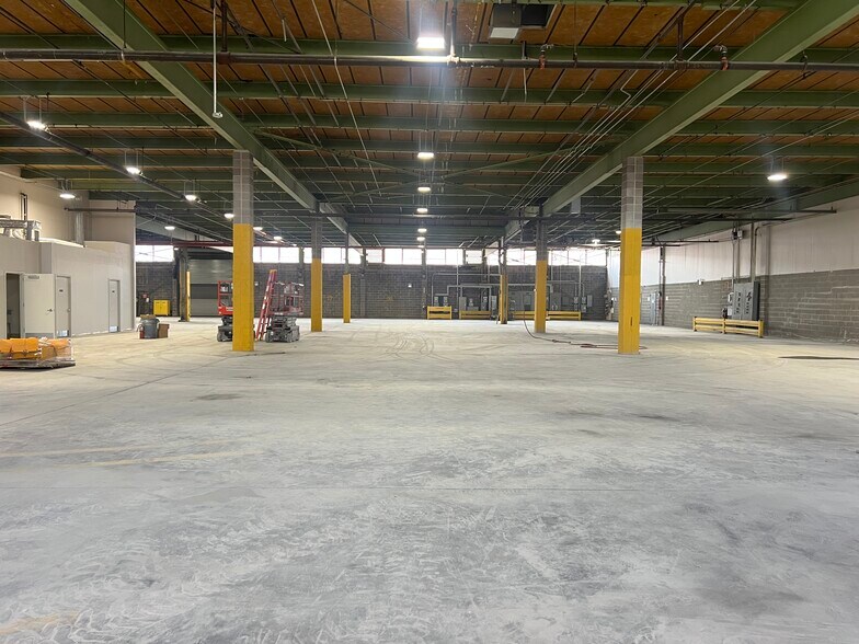 More Photos Of 550 Brush Ave NW, Bronx Warehouse For Lease