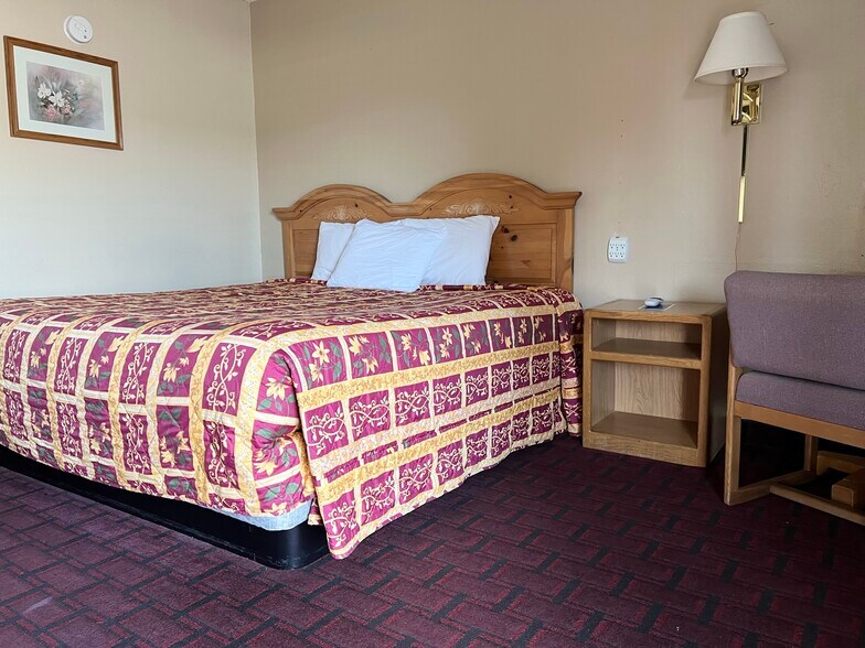 More Photos Of 1103 E B St, McCook Hotel For Sale