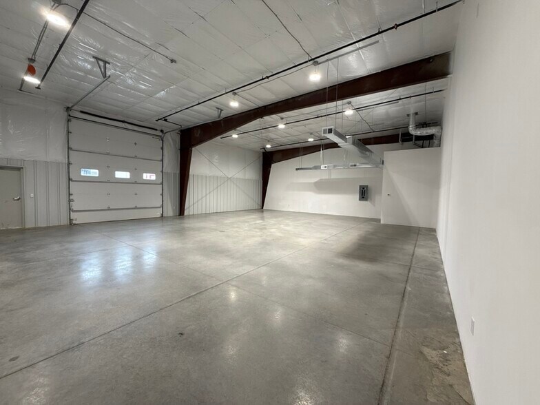 More Photos Of 3405 NW Jefferson St, Blue Springs Flex For Lease