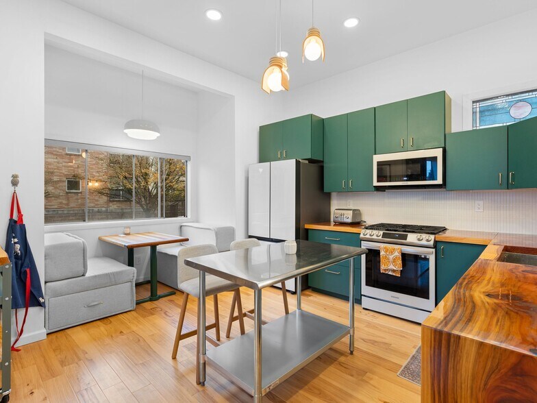 More Photos Of 1305 SE Belmont St, Portland Office For Sale