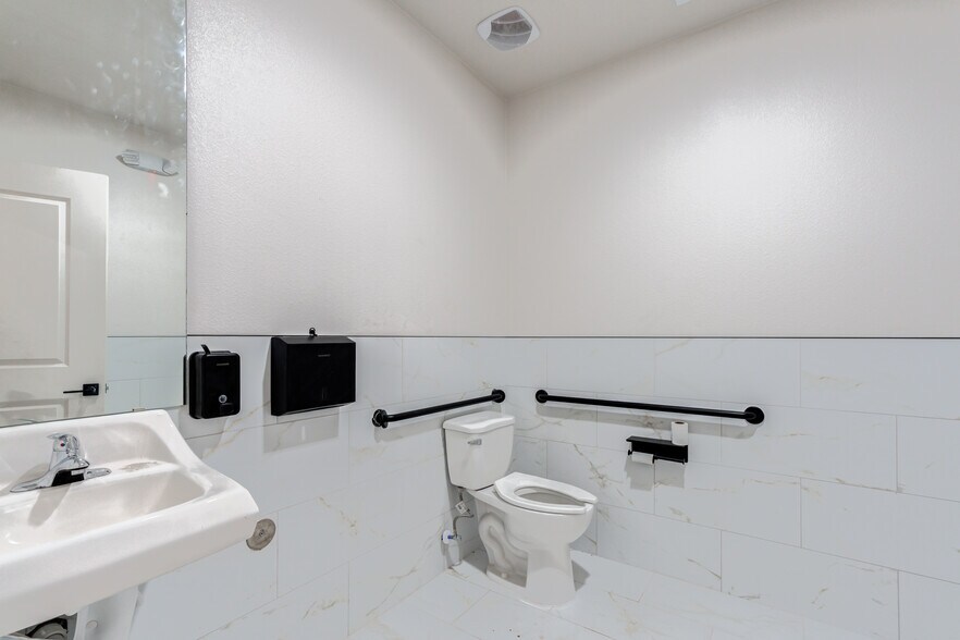 More Photos Of 3205 118th St, Lubbock Distribution For Sale