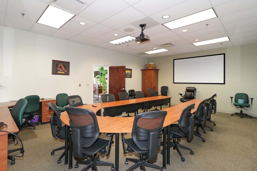 More Photos Of 160 Cedar Pointe Dr, Mooresville Flex For Sale