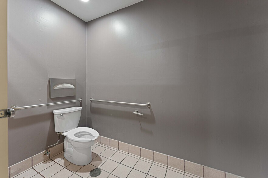 More Photos Of 6265 Van Nuys Blvd, Van Nuys Storefront For Sale