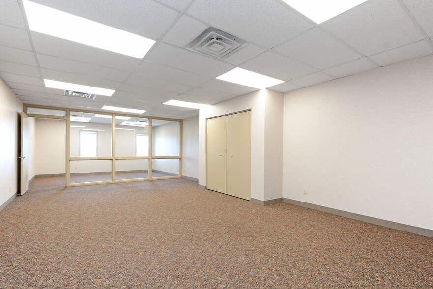 More Photos Of 10800 Lyndale Ave S, Bloomington Office For Lease