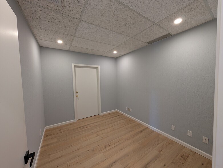 More Photos Of 5758 Balcones Dr, Austin Office For Lease