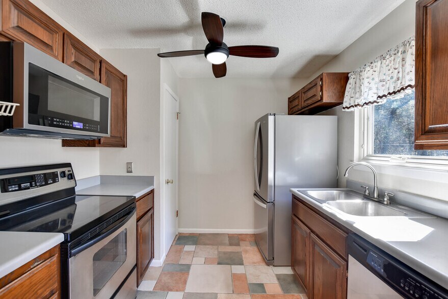 More Photos Of 16001 Awalt Dr, Austin Office For Sale